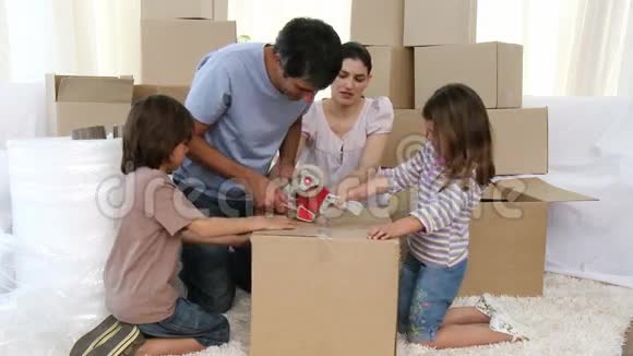父母和子女搬家包装箱视频的预览图