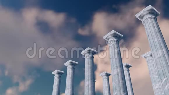 3D古柱在多云的天空下结结实实视频的预览图
