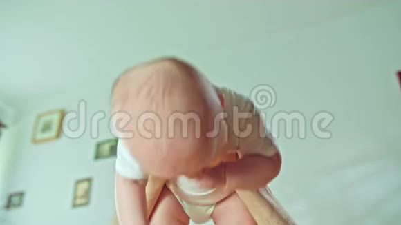 男性手臂抱着婴儿视频的预览图