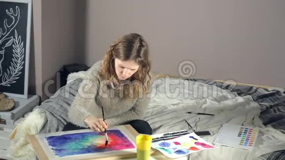 在一所艺术学校成年女性用彩色水彩颜料作画视频的预览图