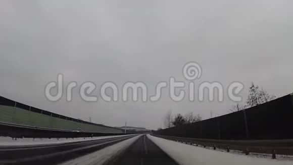 汽车里有摄像机高速公路上有雪视频的预览图