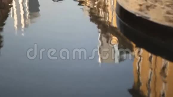 城市喷泉中的水反射视频的预览图