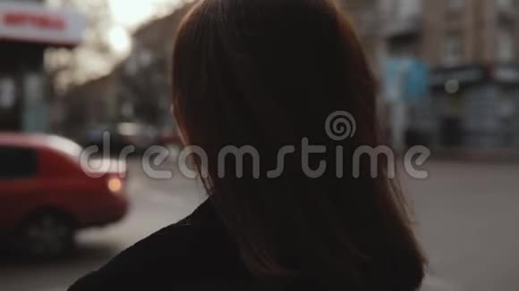 女人在城里转脸视频的预览图