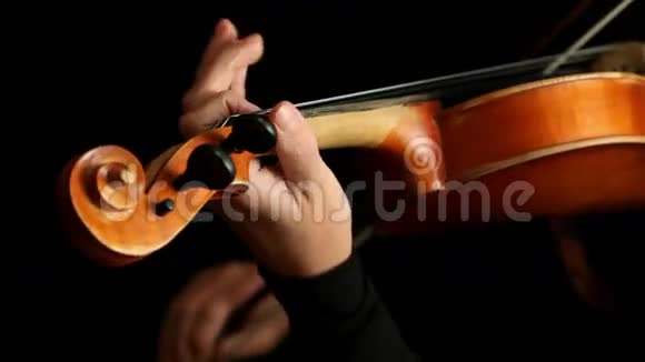拉小提琴的音乐家视频的预览图