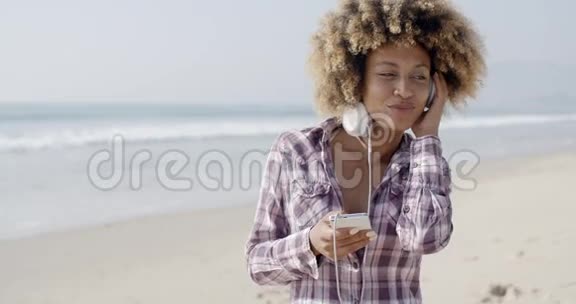 非裔美国女孩听音乐视频的预览图