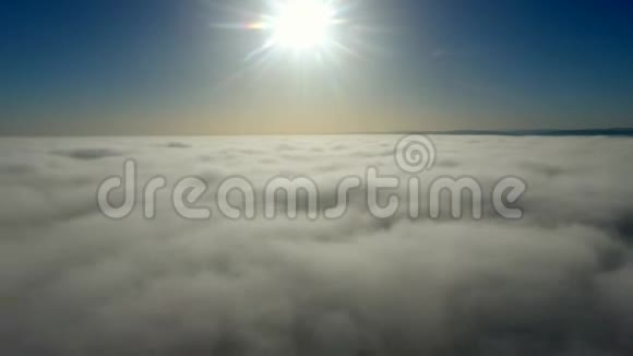 空中景色日落时分在云层中飞行视频的预览图