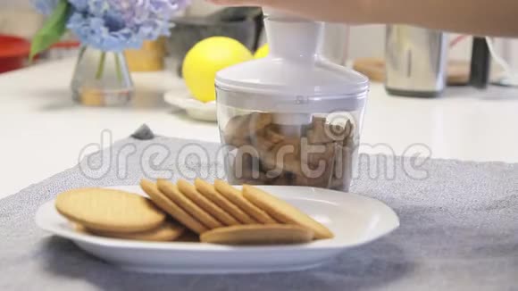 混合饼干烹饪奶酪奶油蛋糕与蓝莓视频的预览图