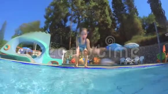 水下拍摄的小女孩在游泳池潜水视频的预览图