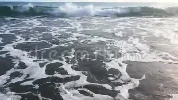 蓝色海浪在海洋热带海滩冲浪视频的预览图