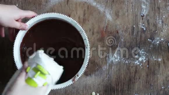 在白色塑料碗中用电动搅拌器搅拌巧克力饼干面团视频的预览图