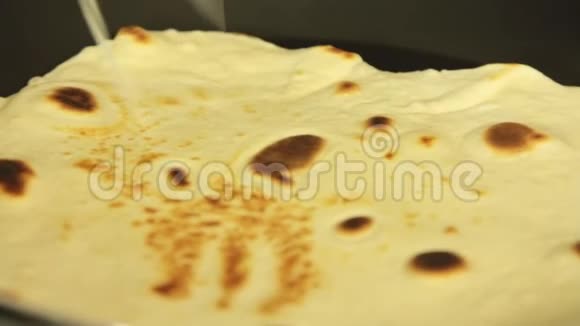 女人煮红薯玉米饼视频的预览图