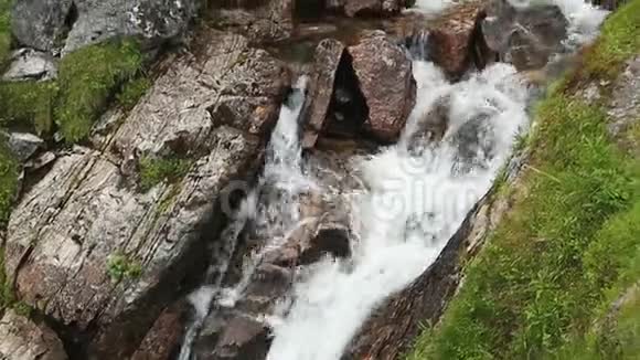在挪威的山上瀑布视频的预览图