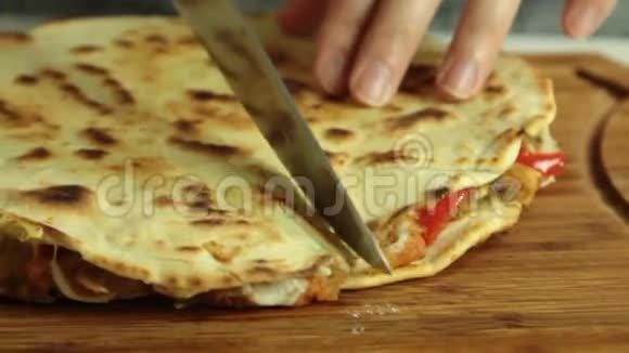 女人切菜红薯玉米饼视频的预览图