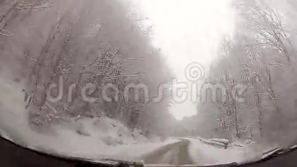 在冬天开车去山上视频的预览图