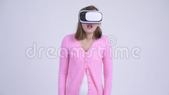 亚洲青年妇女使用虚拟现实耳机视频的预览图