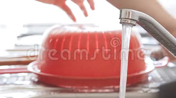 女人在水流下洗手厨房视频的预览图