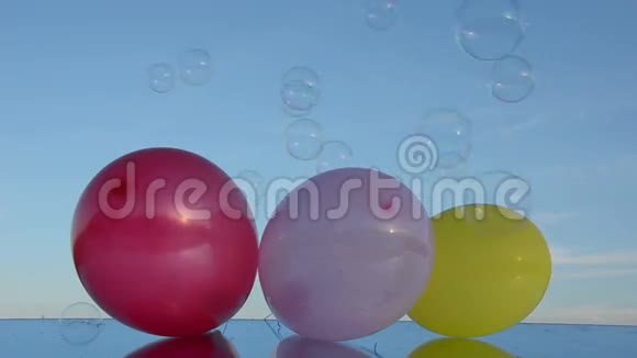 镜子上的气球和肥皂泡视频的预览图