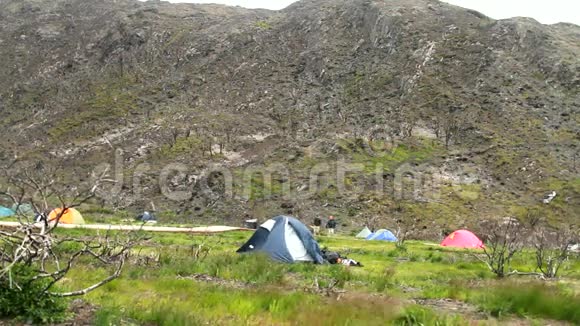 巴塔哥尼亚的山脉和帐篷视频的预览图