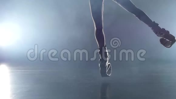 慢动作双腿在kangoo跳鞋做练习特写视频的预览图