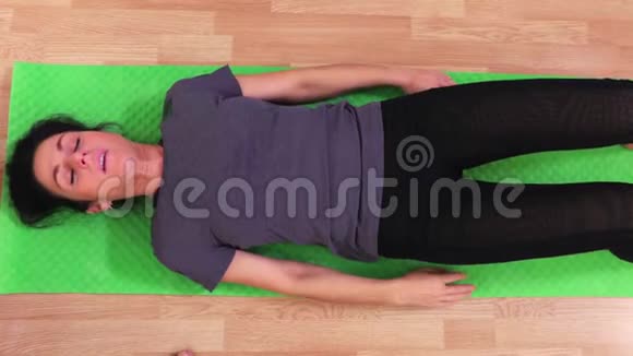 女性为腹肌做运动视频的预览图