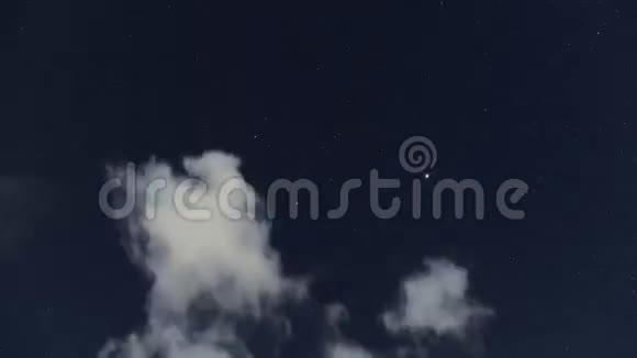 夜空中有大量的星星在云层中流逝视频的预览图