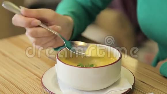 漂亮的女人在咖啡馆里吃美味的汤视频的预览图