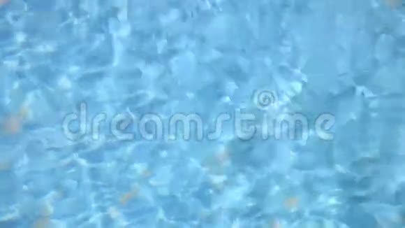 泳池里的水在阳光的映照下夏日的时光海浪视频的预览图
