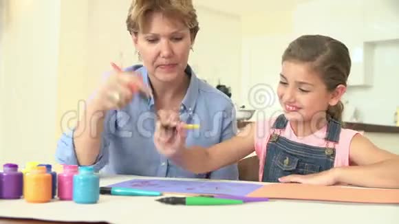 祖母和孙女在家画画视频的预览图