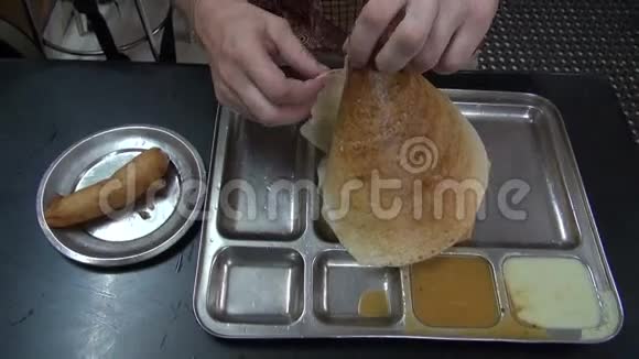 在印度餐馆吃异国风味食物的游客视频的预览图