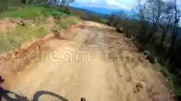 在山上快速移动的自行车手视频的预览图