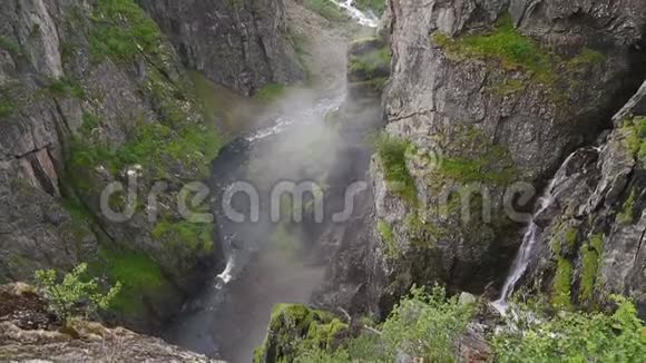 在挪威的山上瀑布视频的预览图
