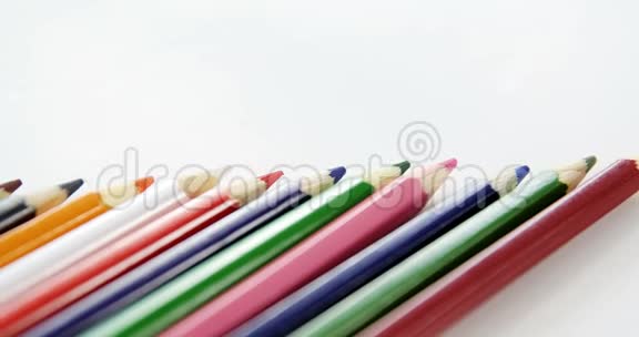 彩色铅笔按对角线排列视频的预览图
