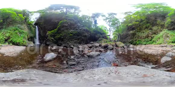 美丽的热带瀑布印度尼西亚巴厘VR360视频的预览图