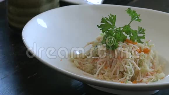 吃亚洲菜用剁棍视频的预览图