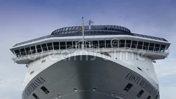 大型白色豪华游轮停泊在海港视频的预览图