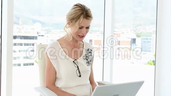 快乐女商人用笔记本电脑聊天视频的预览图
