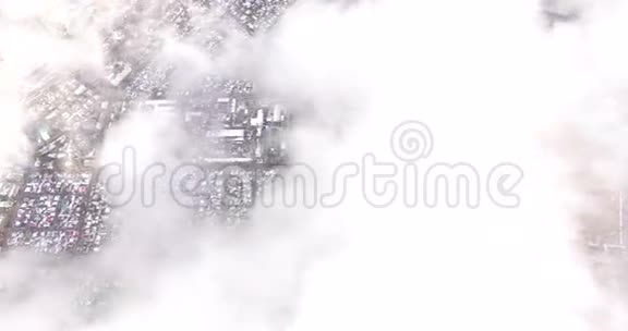 在云层上方飞行的侧视镜头视频的预览图