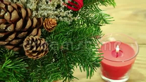 带有树和蜡烛的圣诞装饰背景视频的预览图