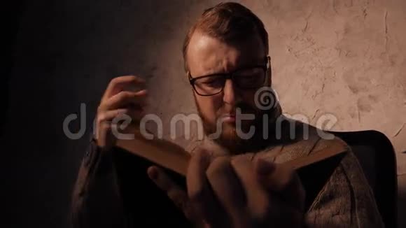 人在黑暗的房间和吸烟的烟斗里看书4UHDK视频的预览图
