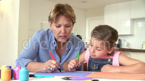 祖母和孙女在家画画视频的预览图
