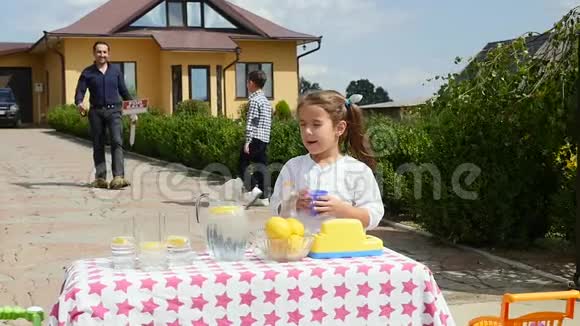 小女孩想卖柠檬水视频的预览图