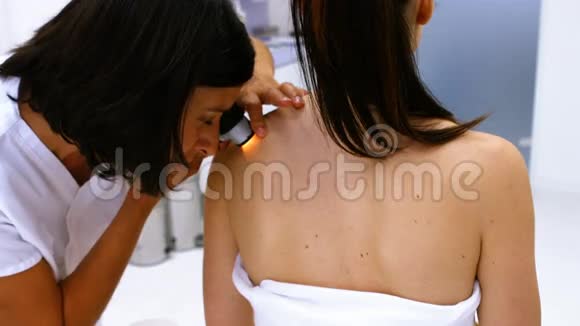 医生对病人皮肤进行激光脱毛治疗视频的预览图