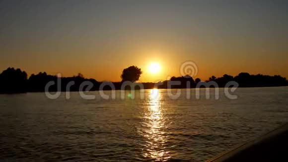 多瑙河上的日落视频的预览图