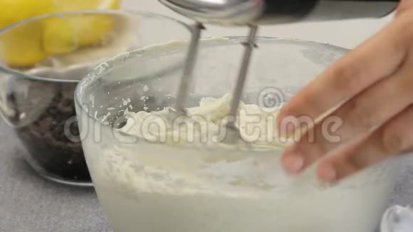 烹饪和混合奶酪奶油蛋糕和蓝莓视频的预览图
