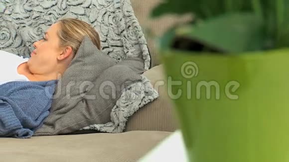孕妇躺在沙发上视频的预览图