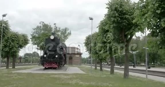 一列黑色的旧火车在显示器FS7004KRAW奥德赛7Q视频的预览图