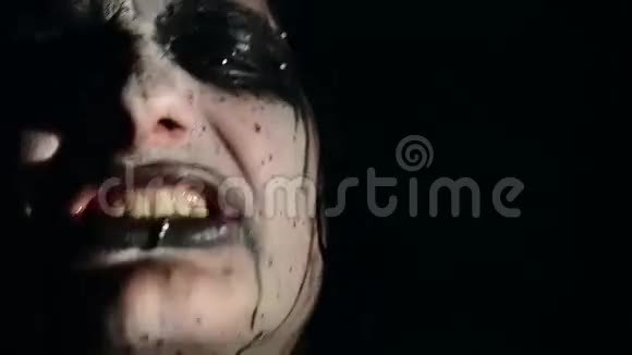 黑色金属乐队的歌手在黑暗的背景下闭上脸视频的预览图