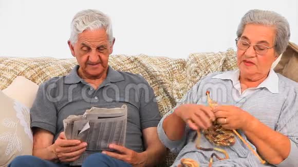 她丈夫正在看报纸的时候正在编织视频的预览图