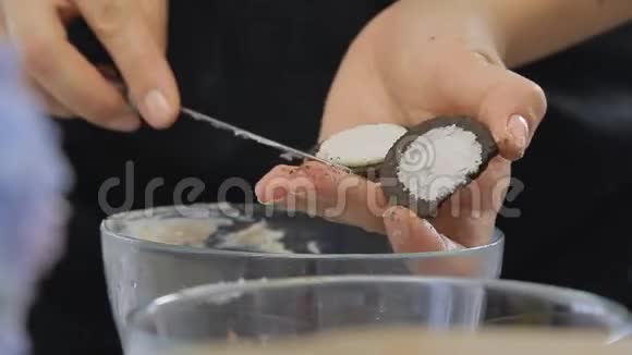 一边煮饼干一边用蓝莓做奶酪奶油蛋糕视频的预览图