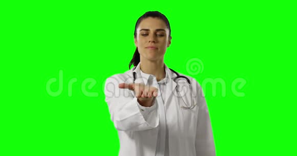 穿着实验室外套的年轻医生视频的预览图